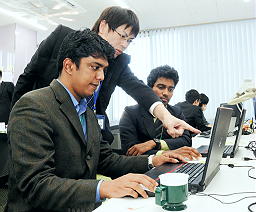 就業体験でプログラミング作業を体験するインド人学生ら＝１月２６日、出雲市内の企業（資料）