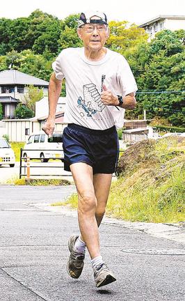 軽やかな走りを見せる花岡悟さん＝松江市内
