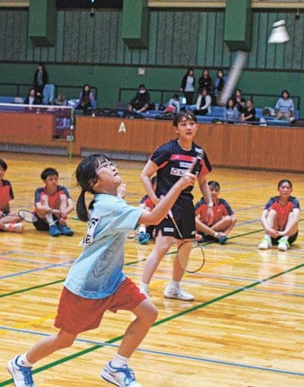 チアフル鳥取の選手とペアを組み、試合をする参加者(手前)=境港市中野町、市民体育館