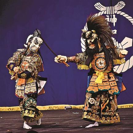 「道返し」を披露する都茂子ども神楽団=益田市美都町都茂、ふれあいホールみと