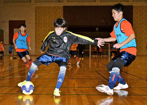 実践形式の練習に励むPSV益田のメンバー=益田市乙吉町、市民体育館
