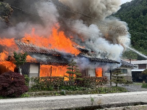 激しく燃える男性方=10日午後4時36分、島根県隠岐の島町南方