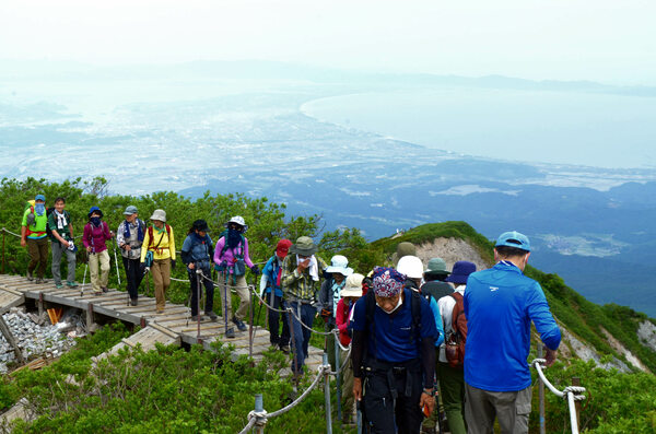 山頂付近の木道では多くの登山客が行き交った＝鳥取県大山町大山
