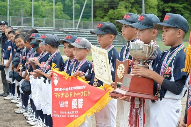 島根県を制した大田東ジュニアベースボールチームの選手たち＝益田市民球場
