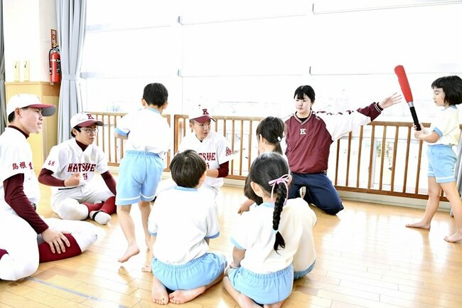 保育所を訪れ、子どもたちに野球の楽しさを伝える松江北高の野球部員たち＝松江市内