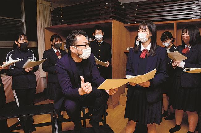 １２月の大会に向け稽古をする演劇部員と亀尾佳宏顧問（中央）＝雲南市三刀屋町三刀屋、三刀屋高校