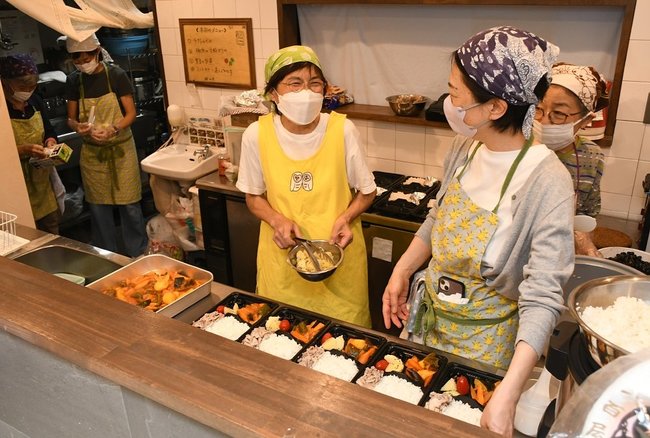 弁当を準備する近藤博子さん（中央）ら＝東京都大田区、気まぐれ八百屋だんだん