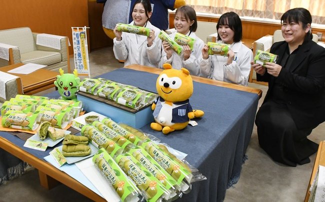 開発した商品を手にする島根県立大の籠橋有紀子教授（左から４人目）と学生ら＝松江市殿町、県庁
