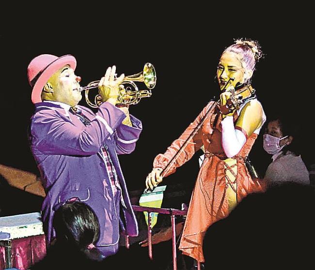 【クラウン】美しいバイオリンの音色に合わせ、息ぴったりの演奏で会場を沸かせるクラウン（左）。多彩な芸で会場を盛り上げる