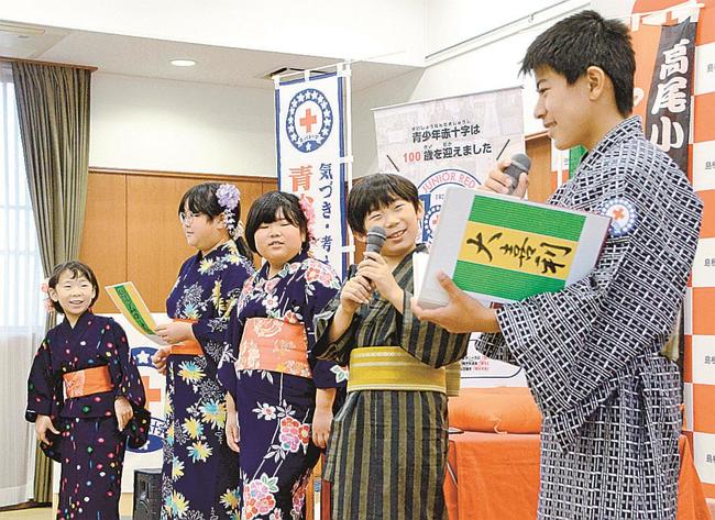 寄席で大喜利を披露する高尾小学校の児童＝１日、松江市内