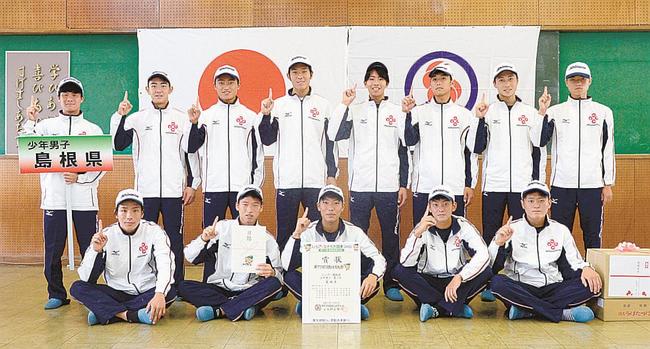 ホッケー少年男子で５年ぶり６度目の優勝を果たした島根（横田高）の選手たち＝栃木県日光市、今市青少年スポーツセンター内施設