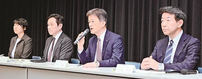 「妥当な決定を頂いた」と話す中国電力コンプライアンス推進部門の高見和徳総務部長（左から３人目）＝松江市母衣町、中電島根支社