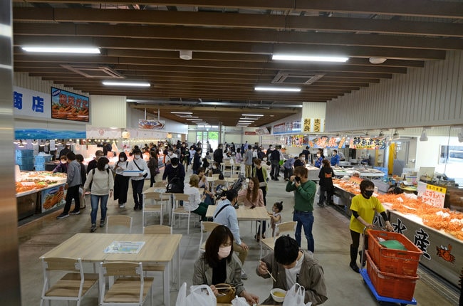 境港水産物直売センターで買い物や食事を楽しむ来場者＝境港市昭和町