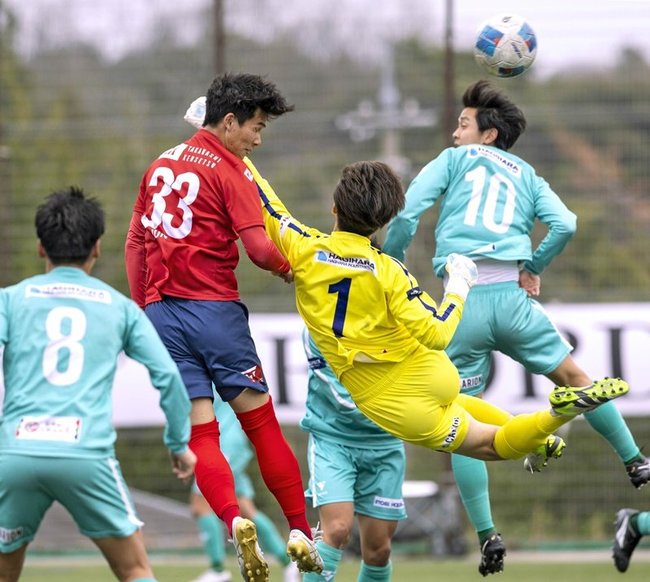 【第１節・ベルガロッソいわみー環太平洋大ＦＣ】後半１４分、ベルガロッソいわみの北村隼（左から２人目）がヘディングシュートを放ち、２ー０とする＝サンビレッジ浜田