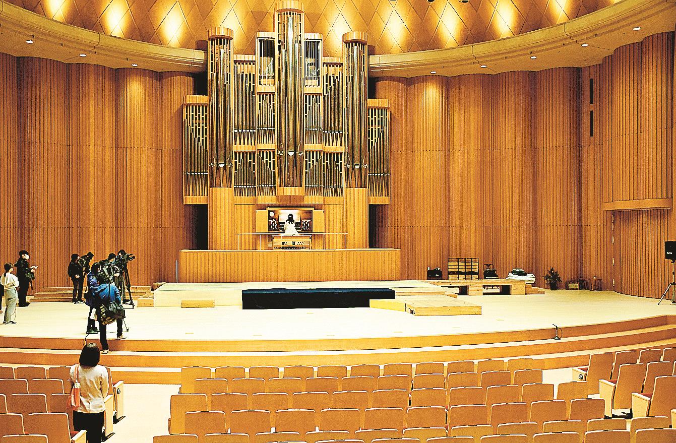 新たな音色 ホールに響く パイプオルガン演奏披露 松江・新プラバ内覧