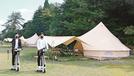 三瓶山西の原に設置されたテント。立ち乗りの小型電動車で周辺を走り回れる＝大田市三瓶町