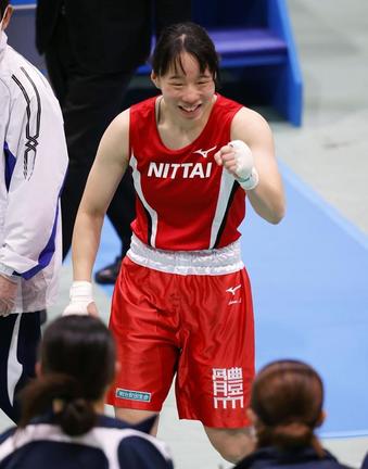 女子フェザー級で優勝し、笑顔を見せる入江聖奈＝墨田区総合体育館