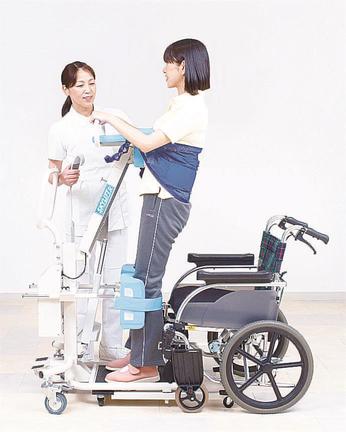 車椅子などから立ち上がるのを電動で補助する福祉機器「スカイリフト」