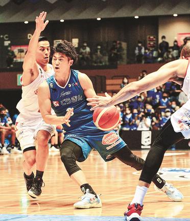 【第２戦・島根ー千葉】第１クオーター、千葉の富樫勇樹（左）をかわし、ドリブルで切り込む島根の安藤誓哉＝松江市総合体育館