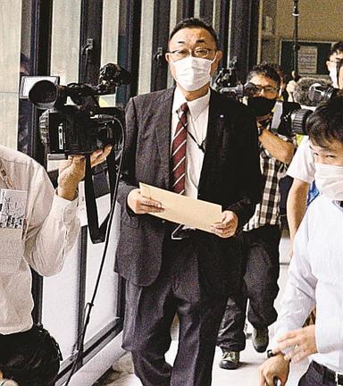 業務改善命令を受け、県庁を後にするJFしまねの福本匡弥常務理事=松江市殿町、県庁