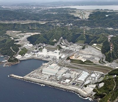 中国電力島根原発２号機（中央）、左は１号機、手前は３号機＝松江市鹿島町片句