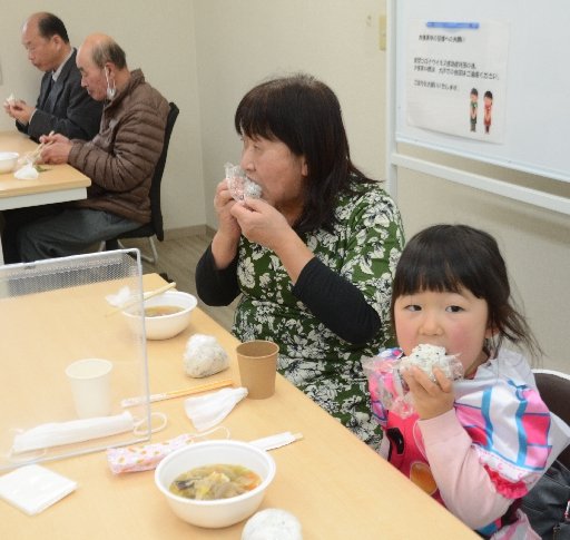 豚汁とおにぎりを味わう利用者＝浜田市田町、福祉事業所あんびす