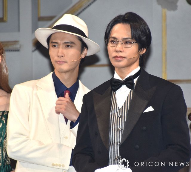 音楽劇『謎解きはディナーのあとで』初日会見に登壇した（左から）橋本良亮、上田竜也（C）ORICON NewS inc.