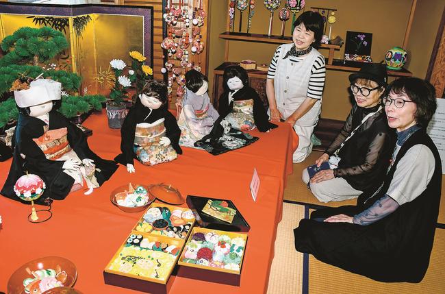 今にも動き出しそうな人形たちに見入る来場者＝雲南市木次町平田、石照庭園