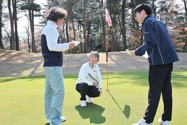 グリーンの状態を確認する加藤あづみ競技委員長（中央）ら＝大山平原ゴルフクラブ