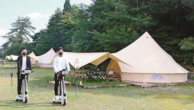 三瓶山西の原に設置されたテント。立ち乗りの小型電動車で周辺を走り回れる＝大田市三瓶町