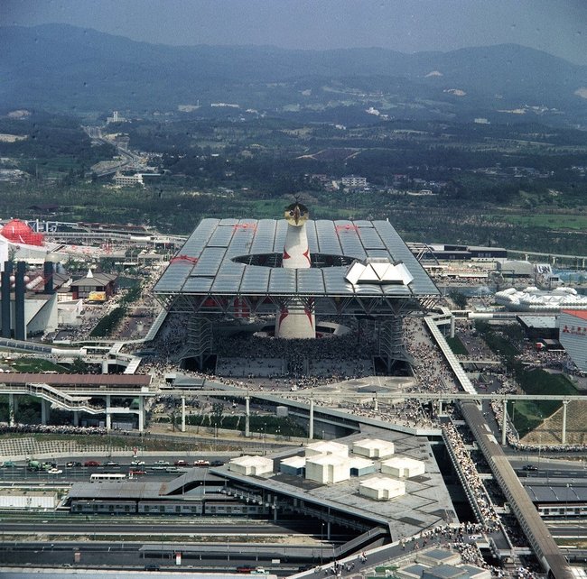 前回の大阪万博の会場。中央は太陽の塔＝１９７０年３月１４日、大阪府吹田市