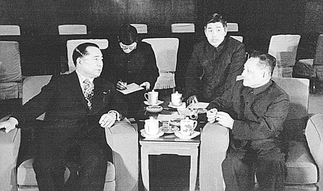１９７４年１２月、中国のトウ小平副首相（右）と会談する創価学会の池田大作会長＝北京（新華社＝共同）