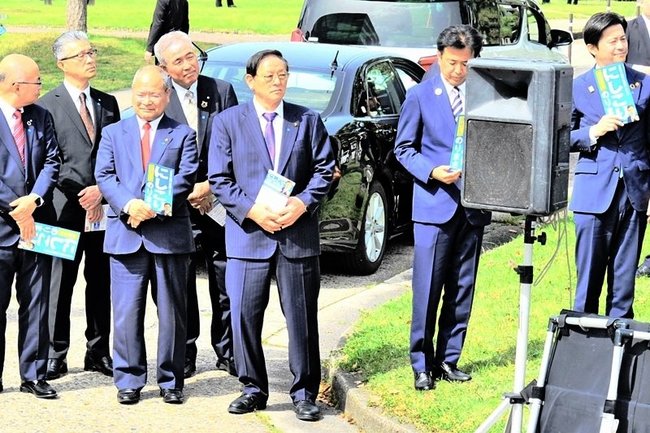 自民候補の第一声に駆けつけた島根１区内の首長ら。島根県の丸山達也知事は出席を見送った＝松江市殿町、島根県庁