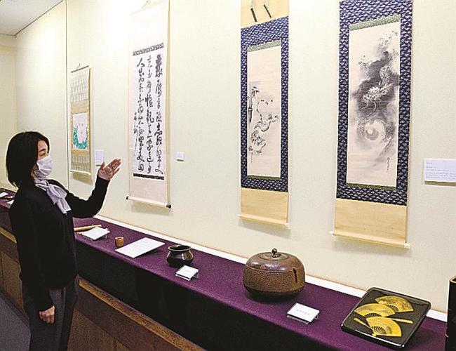 龍虎図を紹介する安里純子学芸員＝出雲市天神町、今岡美術館