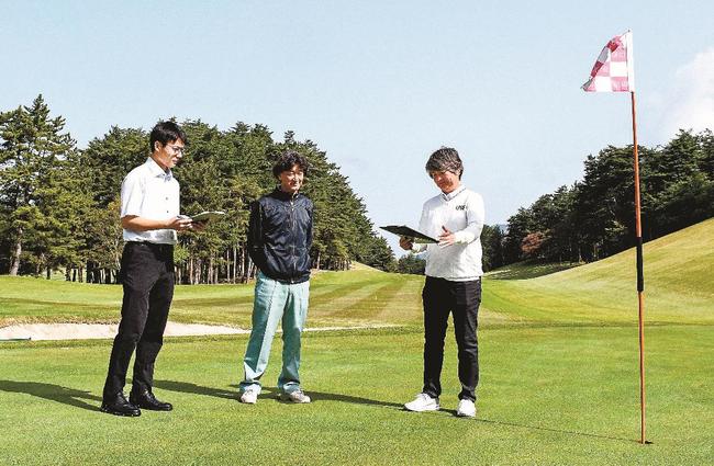グリーンを確認する加藤あづみ競技委員長（右）ら＝大山平原ゴルフクラブ