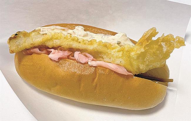 道の駅ごいせ仁摩で販売される大あなごドッグ
