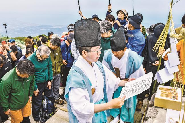 夏山シーズンを迎え、安全を祈願する神職ら＝鳥取県大山町大山、大山山頂