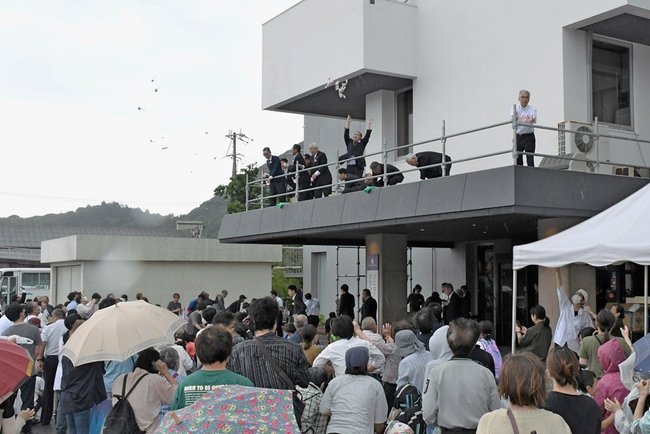 リニューアルオープンを祝う餅まきに集まる住民＝島根県隠岐の島町港町、隠岐プラザホテル