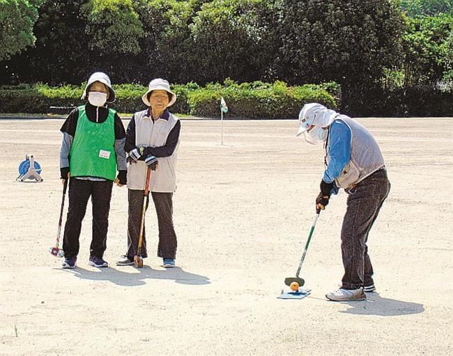 プレーを楽しむ参加者=江津市嘉久志町、中央公園