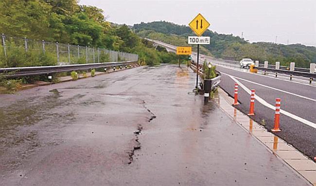 地滑りにより路面がひび割れた山陰道の管理用駐車スペース＝出雲市多伎町小田（松江国道事務所提供）