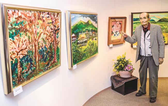 自身が手掛けた作品を紹介する金築克郎さん＝出雲市西平田町、ぎゃらりーＨａｎｄ＆Ｈａｎｄ