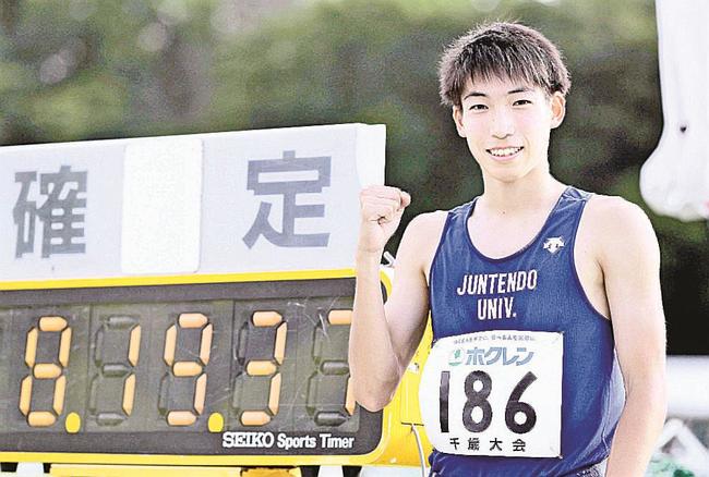 日本歴代２位の８分１９秒３７で優勝した三浦龍司＝２０２０年７月１８日、千歳市青葉陸上競技場（代表撮影）