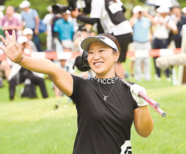 ファンの声援に笑顔で応える鬼頭さくら。通算７アンダーで２位に入った