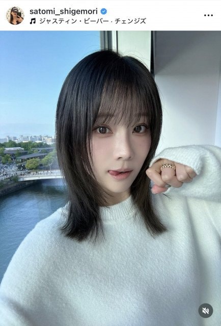 37歳・重盛さと美、へそ出しルックで自慢の“美くびれ”を披露 ヘア