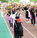 傘踊りを披露する踊り子たち＝鳥取市布勢、ヤマタスポーツパーク陸上競技場