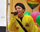 パレードの開催が実現し、涙ながらにあいさつする佐藤みどりさん＝松江市朝日町、松江テルサ