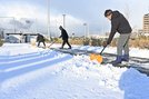 雪かきをする職員＝２２日午前８時２４分、松江市学園南１丁目、市総合体育館