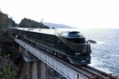 山陰線を走るトワイライトエクスプレス瑞風＝２０２１年、浜田市三隅町岡見