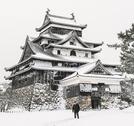 雪化粧した国宝松江城＝２５日午前８時３８分、松江市殿町