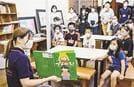 県立大生による絵本の読み聞かせに見入る子どもたち＝松江市殿町、子どもご縁食堂